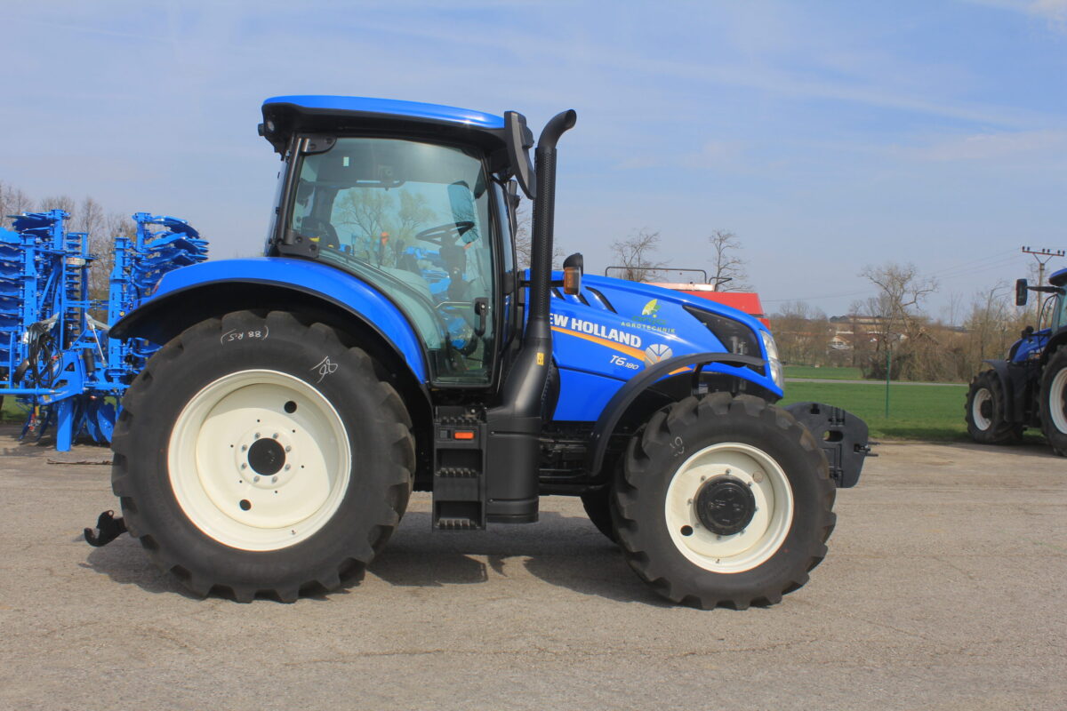 modrý traktor New Holland T6.180