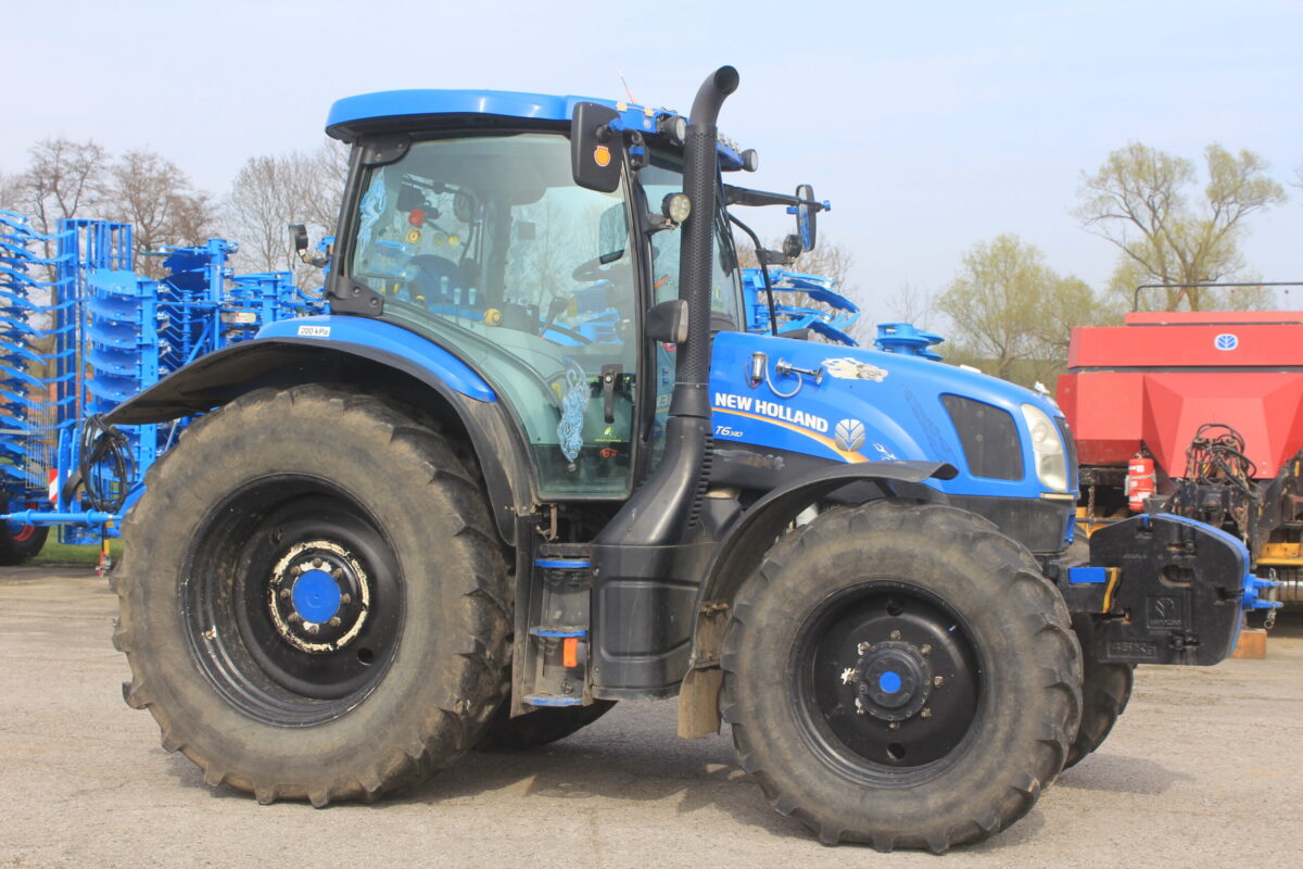 modrý traktor New Holland T6.140