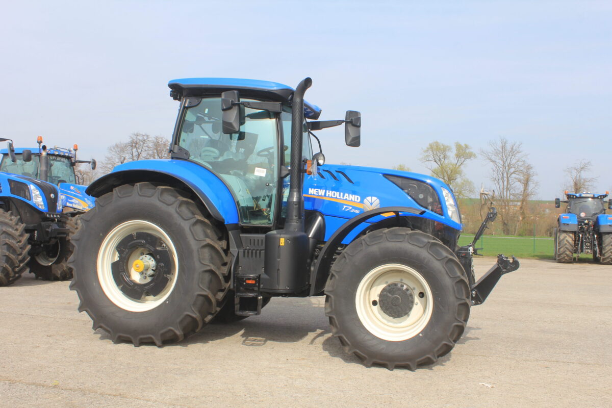 modrý traktor New Holland T7.245