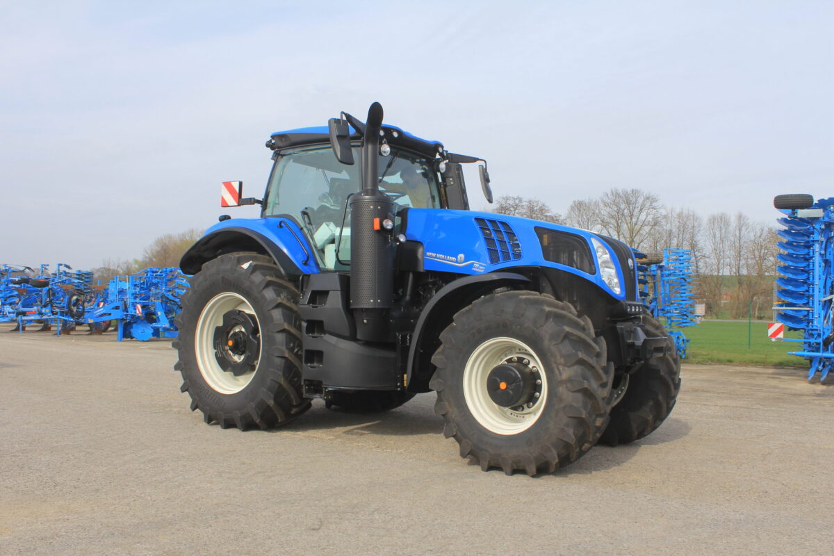 modrý traktor New Holland T8.380