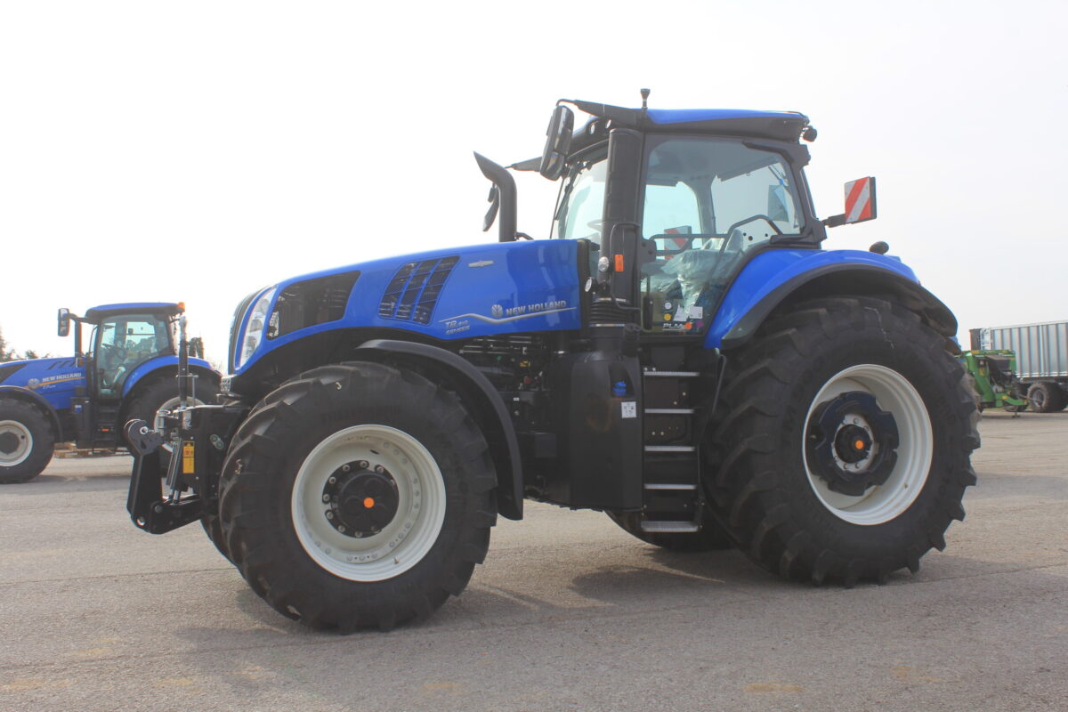 modrý traktor New Holland T8.40