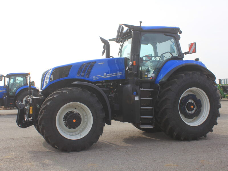 modrý traktor New Holland T8.40