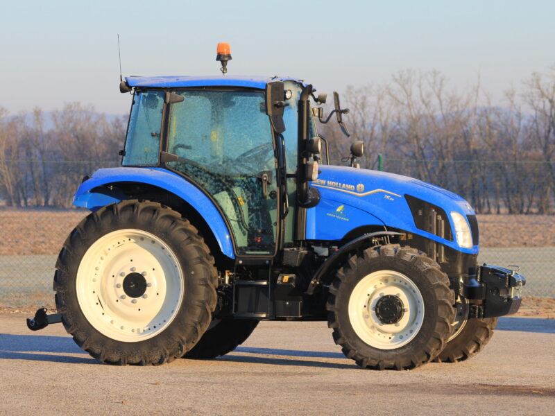modrý traktor New holland T5.90