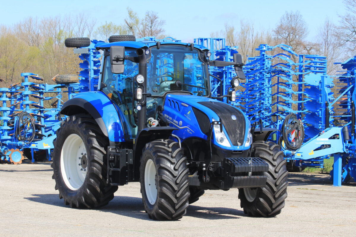modrý traktor New Hooland