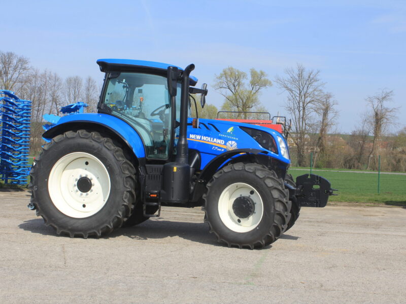 modrý traktor New Holland T7.195 S