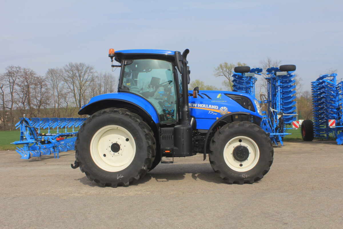 modrý traktor New Holland T7.210 SW