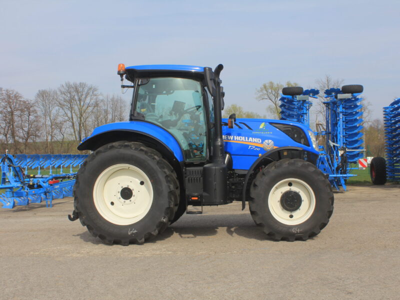 modrý traktor New Holland T7.210 SW