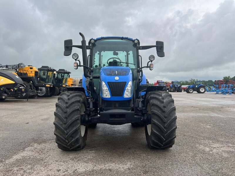 modrý traktor new holland t5.85